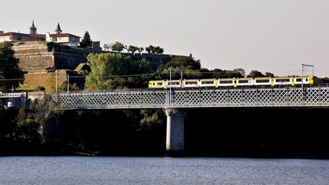 El puente internacional viejo que une Tui con Valen�a do Minho, en Portugal.