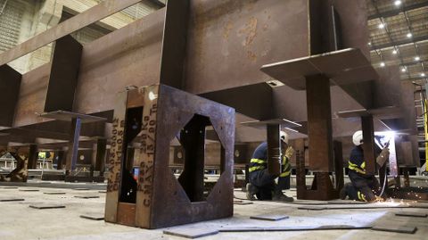 Foto de archivo de construcci�n de bloques para la primera fragata F-110 en el astillero de Ferrol