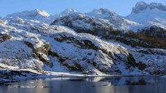 Atardecer en los lagos de Covadonga, en el parque Nacional de Picos de Europa, que este a�o celebra el primer centenario de la creaci�n del Parque Nacional de la Monta�a de Covadonga, primer parque nacional de Espa�a. EFE/Jos� Luis Cereijido