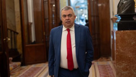 El secretario de organizacin del PSOE, Santos Cerdn, llega a una sesin plenaria en el Congreso.