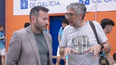 El CEO de Reyco, Iv�n Marrube, y el presidente del Burela FS, Jos� Luis S�ez, dialogan durante la celebraci�n del Memorial Heroes do Orz�n, en cuya entrega de premios del lunes participaron ambos