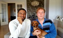 Bruno y Roberto, que actualmente est�n residiendo en Lisboa por motivos laborales, con su teckel Beca, que se trajeron de Brasil.