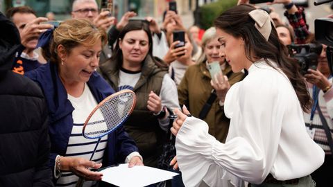 a jugadora de bdminton Carolina Marn (d) firma autgrafos a su llegada al Hotel La Reconquista de Oviedo, ciudad donde el prximo viernes recoger el Premio Princesa de Asurias de los Deportes