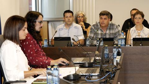 Foto de archivo de un pleno; en primer trmino, la regidora socialista de Burela y con camisa a cuadros el portavoz municipal del PP