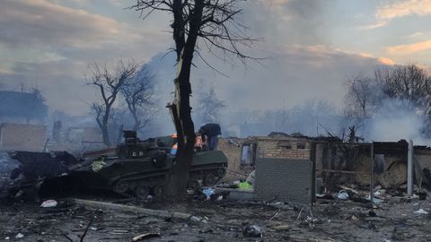 Vehculos militares de Ucrania destrozados por los ataques rusos