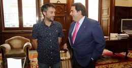 El alcalde, Xulio Ferreiro, recibi� en Mar�a Pita al portavoz del PP, Carlos Negreira. 