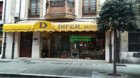 Escaparate de Difer Decoración, tienda cerrada en 2019