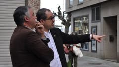 Garc�a Seoane y Paris Joel, ante la nueva sede de Alternativa dos Veci�os.
