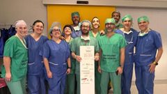 Equipo de cirug�a vascular del Chuac. En el centro, el jefe del servicio, Jorge Fern�ndez Noya, sosteniendo la caja de una nueva pr�tesis para aneurismas complejos de aorta. Su grupo realiz� el primer implante en Espa�a