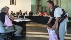 <span lang= es-es >L�a sigue yendo al pleno</span>. La hija de la concejala socialista Dolores Ara�jo ha ido a casi todas las sesiones municipales con diez meses de vida. La edila no falt� durante su embarazo y, tras el parto, siempre acudi� acompa�ada de L�a, incluso para darle el pecho y reclamar f�rmulas de conciliaci�n. 