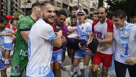 �Celebraste el ascenso de la UD Ourense?.La fiesta comenz� en Meis y se traslad� a la fuente de Concepci�n Arenal