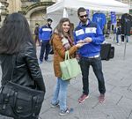 Edu Moledo repartiendo entradas entre los aficionados. 