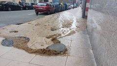 El vertido que sali� de la alcantarilla de la Ronda das Mercedes