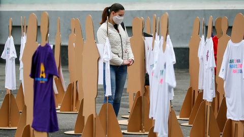 En Ucrania, una mujer se manifiesta rodeada de maniquíes para pedir ayudas para combatir las enfermedades raras