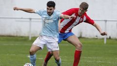 Un jugador del Ribadeo controla el esf�rico frente a un futbolista del Foz