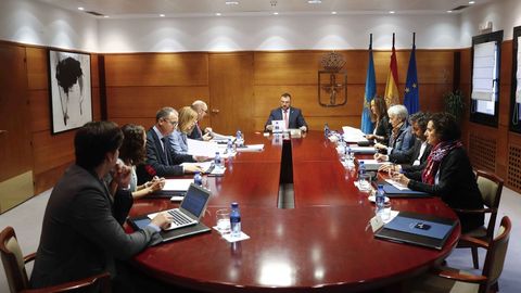 El presidente del Principado de Asturias, Adri�n Barb�n (c), preside este martes la reuni�n del Consejo de Gobierno del Principado