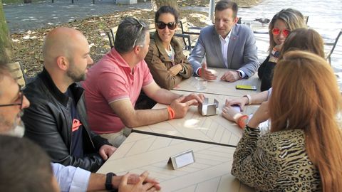 Alejandro Langtry, de comida en el Cant�n con su �equipazo�.