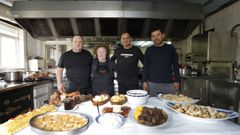 Antonio y su madre Ant�a Bello, propietaria del local, con dos empleados y el men� completo del d�a