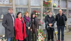 Tras o fallo, o xurado depositou flores na tumba de Eusebio.