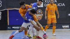 Marquinho pugna por el balón durante el partido frente al Melistar de la pasada semana.