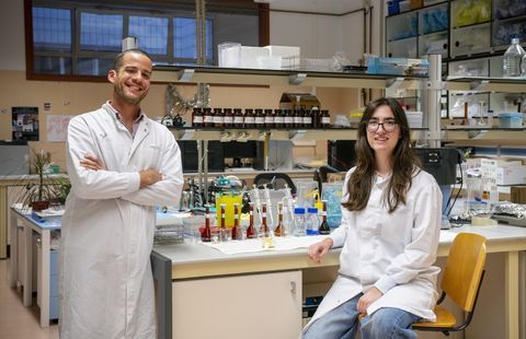 Enrique Azuaje-Hualde e Isabel Poves, dos de los autores del trabajo en la Universidad del Pa�s Vasco