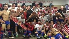 La plantilla del Sporting celebrando la permanencia.