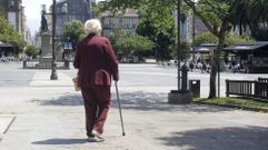Mujer de avanzada edad caminando por la plaza de Amboage, en el centro de Ferrol, la ciudad m�s envejecida de Espa�a.