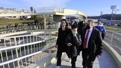 Lara M�ndez y Tino Saqu�s, en la inauguraci�n de la pasarela sobre la N-VI.