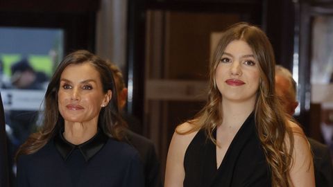La reina Letizia y la infanta Sofa (d) a su llegada al tradicional Concierto de los Premios Princesa de Asturias, un da antes de la ceremonia de entrega de los galardones 2025
