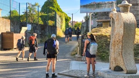 Una nueva estatua del escultor local Rai saluda a los peregrinos junto al Mi�o