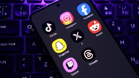 Iconos de redes sociales y plataformas en un m�vil