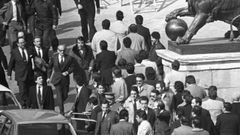 Adolfo Su�rez y otros diputados, tras salir el Congreso en la ma�ana del 24 de febrero de 1981. 