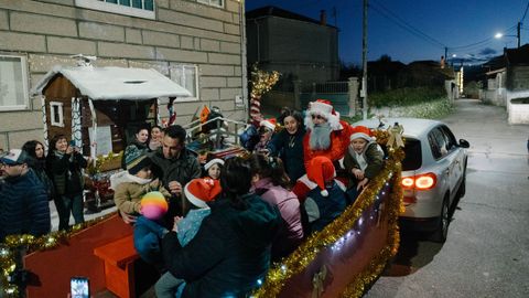 Pap Noel con algunos de los nios del pueblo