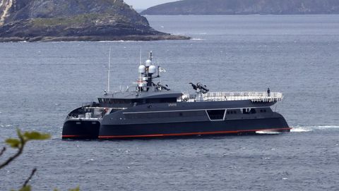 El Hodor, de 66 metros de eslora y 14 de manga, durante las pruebas, navegando por la r�a de Viveiro