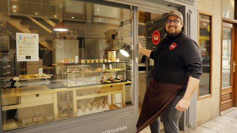 Desde la calle se puede ver a Kendur elaborando las galletas