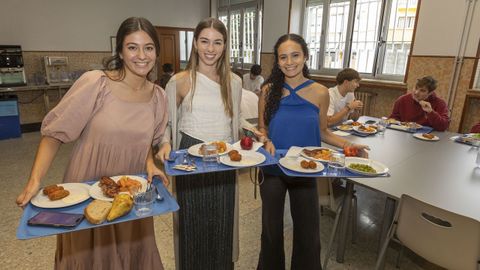 Ana, Sara y Luca en el comedor del Colegio Mayor Gelmrez, donde a diario realizan el desayuno, la comida y la cena junto a sus compaeros.