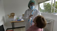 Imagen de archivo de un profesional sanitario realizando una PCR