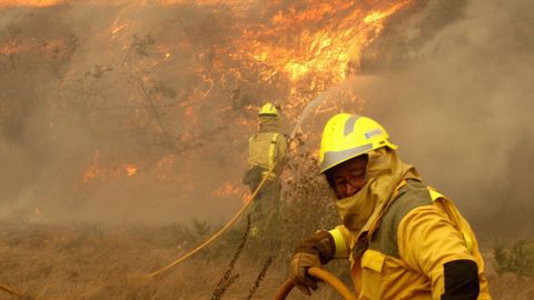 Bomberos forestales de la Xunta interviniendo el a�o pasado en un incendio en Pant�n