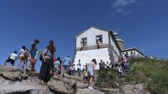 Cielos despejados en un Faro de Fisterra con bastante afluencia.