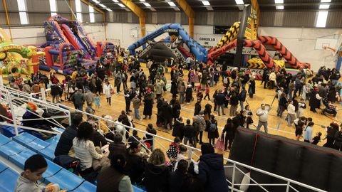 Pabell�n de Cerceda, a rebosar durante la fiesta infantil de entroido celebrada ayer