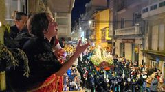 Bea Garc�a, desde el balc�n ubicado en el 113 de Calle Magdalena, emocion� con su canto al p�blico.