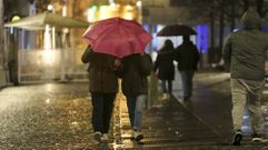 Viandantes resguard�ndose de la lluvia.