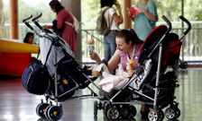 Beb�s y mam�s en el Multiusos do Sar en el d�a de la familia el pasado mes de mayo.