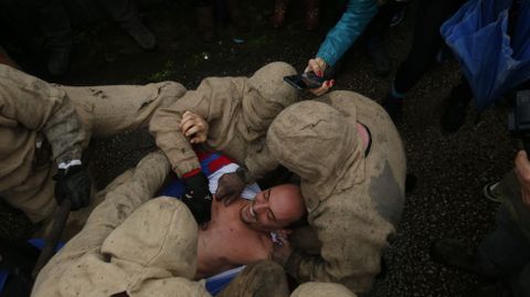 Lo criados agarran a un hombre y alguien del p�blico le hace una foto