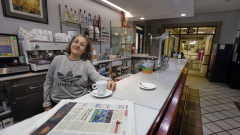 Alessandra es la amable camarera de la cafetera de la estacin de tren de Vilagarca