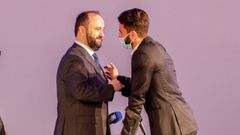 Pelayo Novo (derecha) se saluda con Jorge Men�ndez Vallina durante un momento de la gala de presentaci�n de la Fundaci�n Real Oviedo