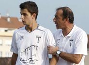 M�chel, a la derecha, da instrucciones a un futbolista del Calasancio en un partido del Lemos.