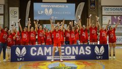 La plantilla del Maristas, celebrando el ascenso a la Liga Challenge.