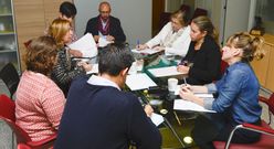 La vicerrectora, Araceli Torres, ayer, con los responsables de Podolox�a y Enfermer�a. 