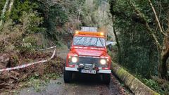 Los Bomberos del Eume dejaron libre una parte de la calzada para poder transitar